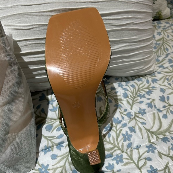 NWOT Elegant Green Women's Sandals - Picture 3 of 6